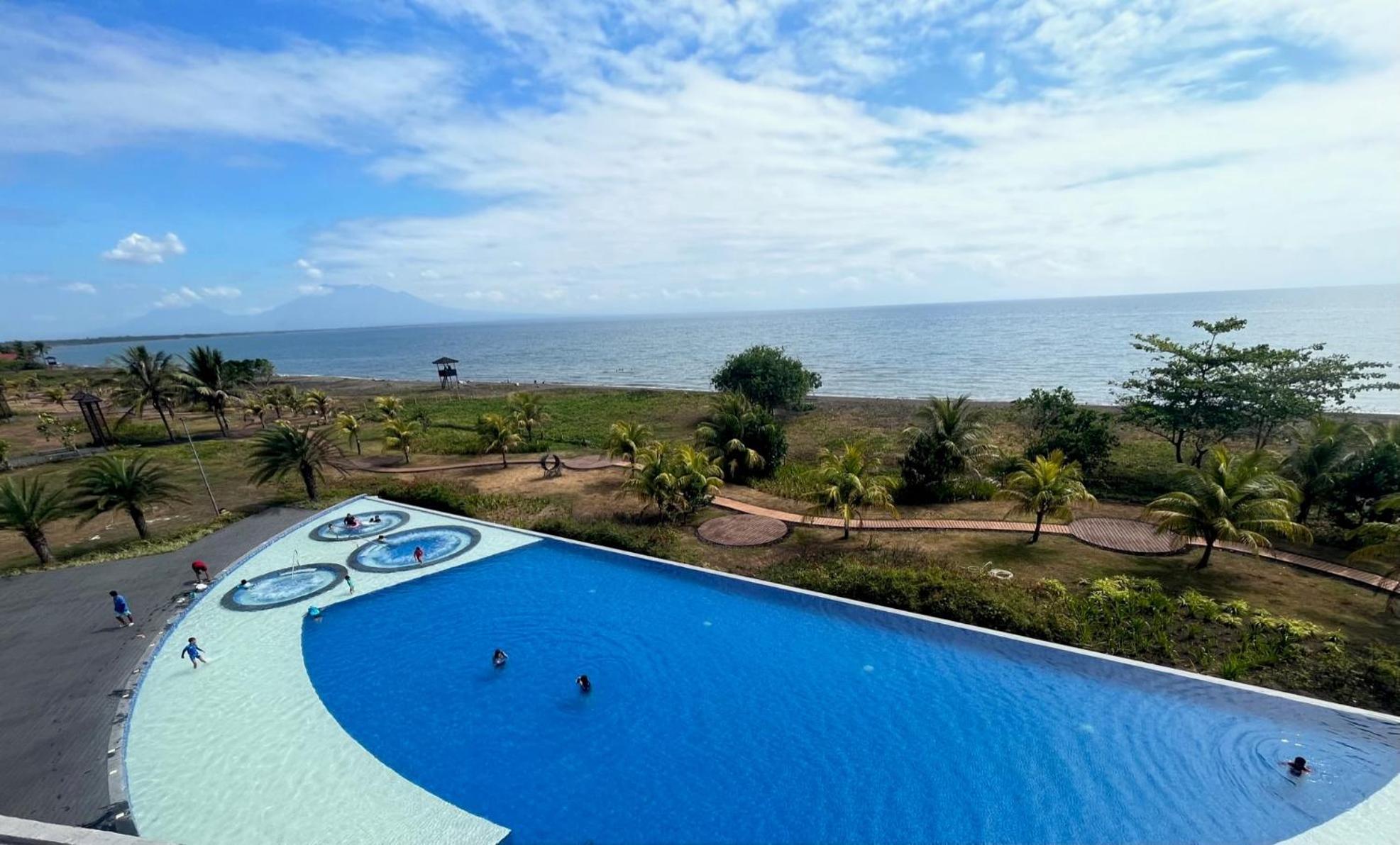 Seafront Residences Vacation Getaway San Juan  Exterior foto
